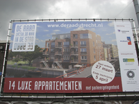 907696 Afbeelding van een grote banner met informatie over de bouw van '14 Luxe Appartementen met parkeergelegenheid' ...
